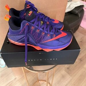 Men's Athletic Basketball Shoes - Purple/Orange
